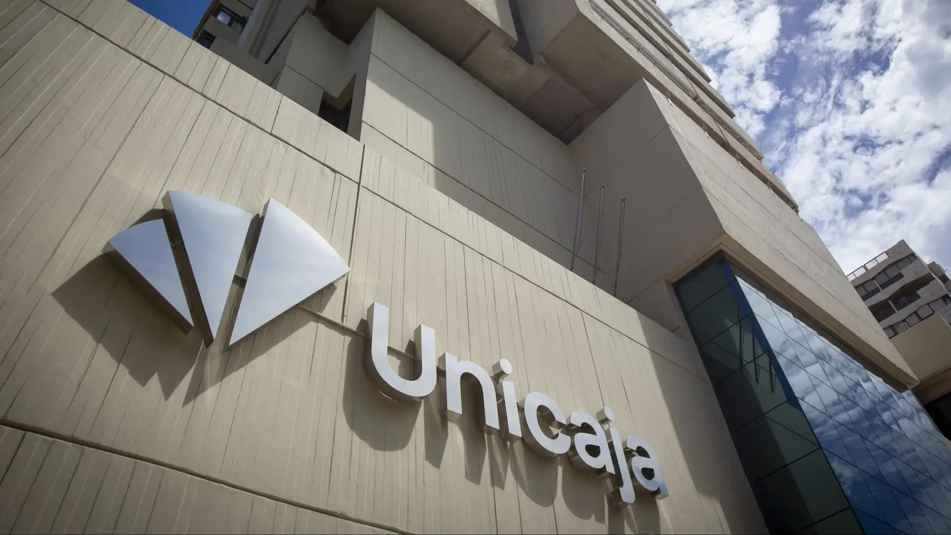 unicaja-presenta-su-broker-digital-para-facilitar-la-inversion